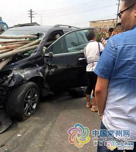 数根毛竹穿透前挡玻璃 常州一女车主当场死亡