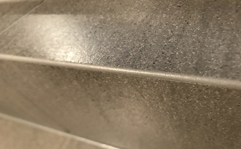 美缝剂弄到沙发上干了怎么擦掉